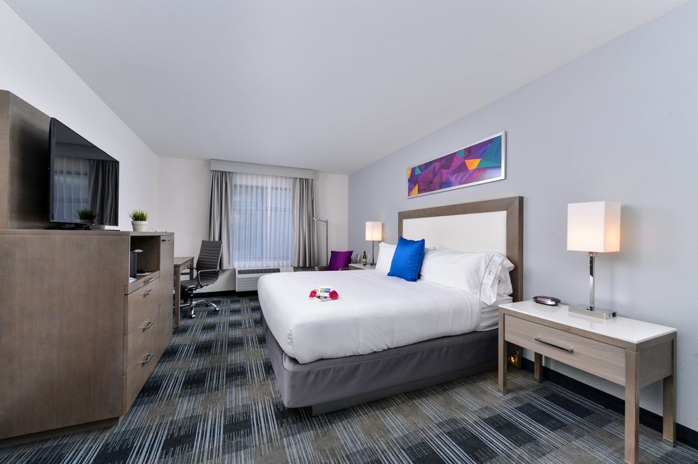 Holiday Inn Express & Suites San Diego - Mission Valley image 1